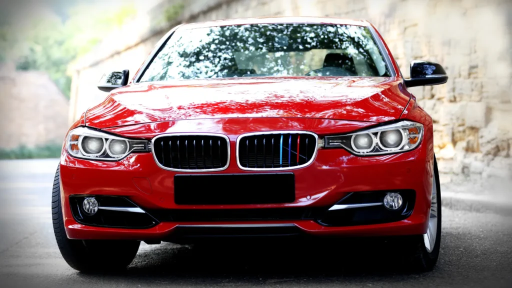 samochód marki BMW czerwony